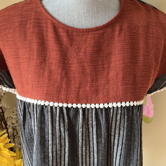 NWT THML Rust, Black & White Short Ruffle Sleeve Top. Size XS - Picture 3 of 4